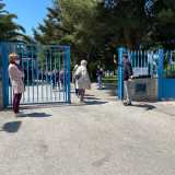 Seguiamo ora il signore davanti al cancello azzurro dal quale in quel momento stanno uscendo alcune classi dell�elementare